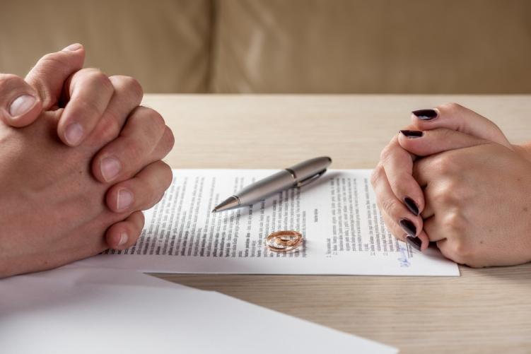 HAK ISTRI SETELAH PERCERAIAN: FAKTOR PENUNJANG DAN KENDALA 